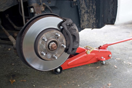 How Expert Mechanics Easily Perform Brakes Replacement At Your Home